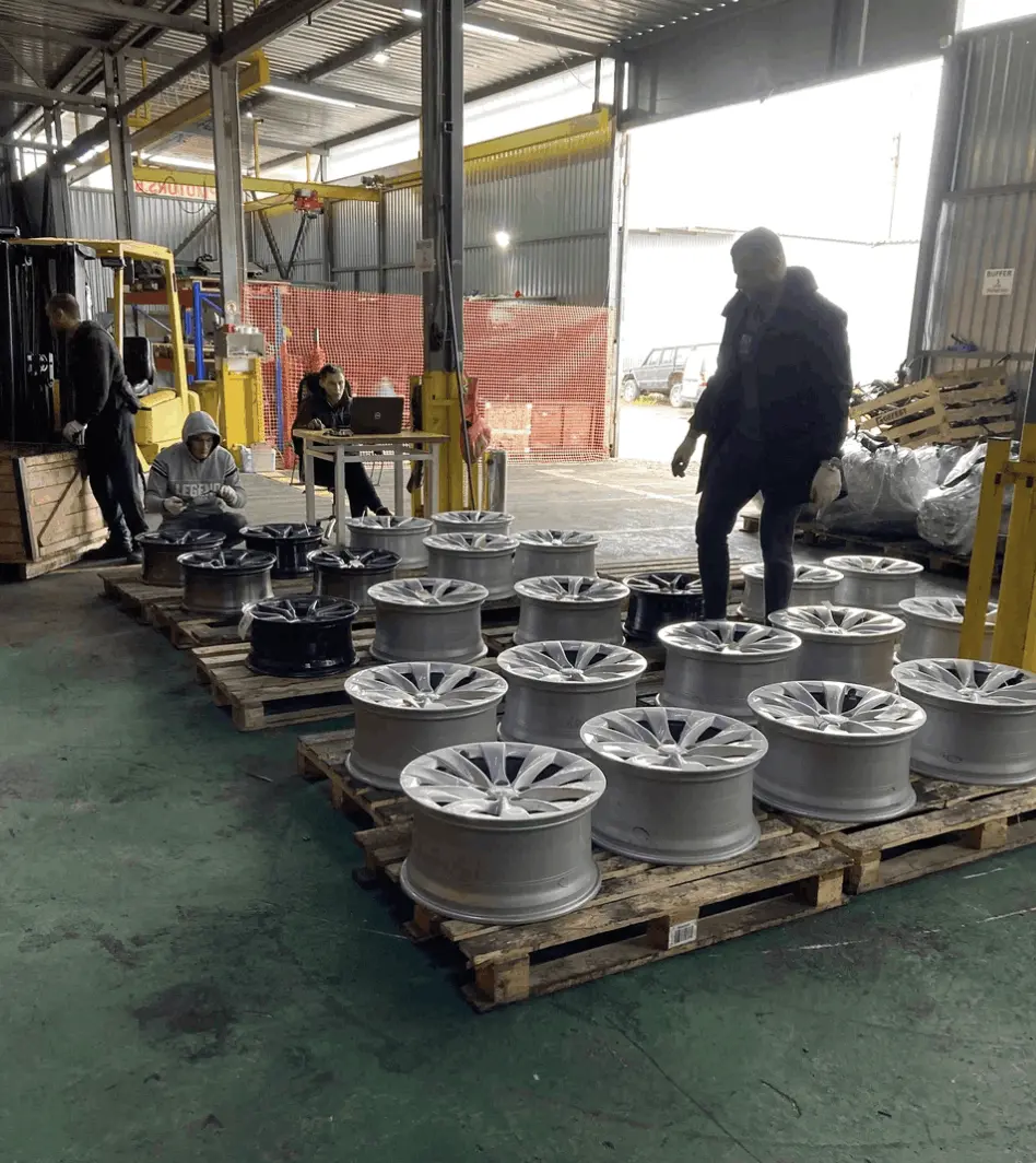 Клиенты получают товар в транспортной